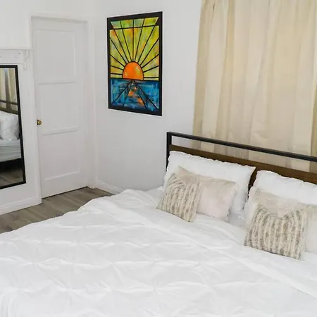 Artful Retreat: Downtown Business Hub with Universal Studios Access